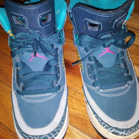 Sneakers - Picture 2 of 4